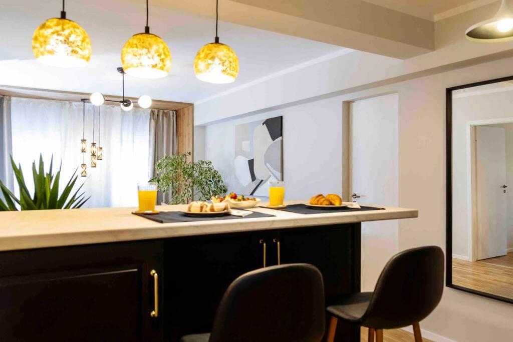 Apartamento Stunning Views 2Br Intercontinental Flat Bucarest Exterior foto