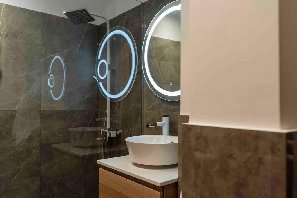 Apartamento Stunning Views 2Br Intercontinental Flat Bucarest Exterior foto