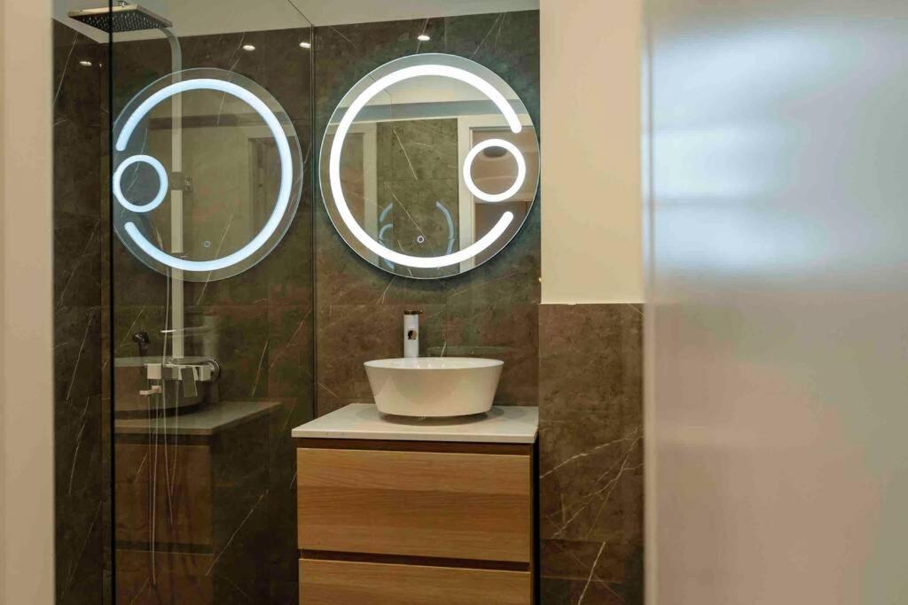 Apartamento Stunning Views 2Br Intercontinental Flat Bucarest Exterior foto